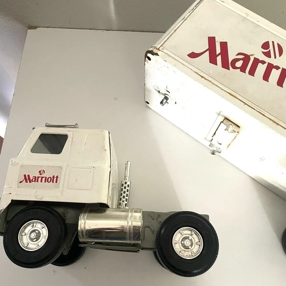 MARRIOTT TRACTOR TRAILER 1/25 SCALE, TRACTOR 1960 ERA INTERNATIONAL